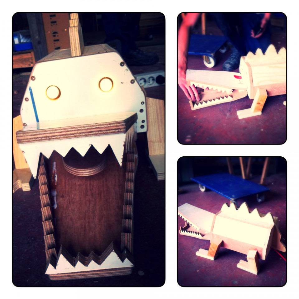 Nieuw ontwerp voor kinderlamp. Gemaakt van recycle hout. Is het een draak of krokodil?